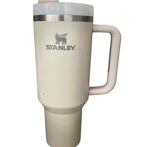 Stanley Cup 40oz  Tumbler  H2.0 FlowState Quencher Cream  Tonal